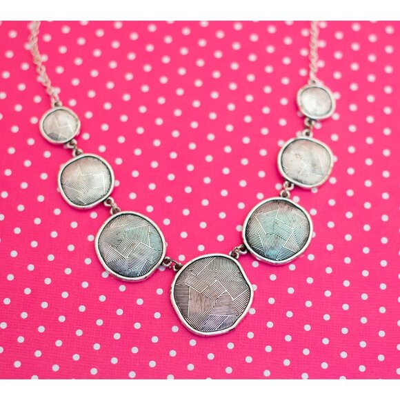 Vintage Silver Tone Unique Pattern Bib Necklace by Avon 18 inch - P17 - Picture 1 of 3